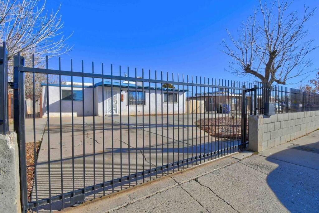 Casa Charleston-3Br-2Bath-Hot Tub-Pet Friendly-No Pet Fees! Villa Албукерке Екстериор снимка