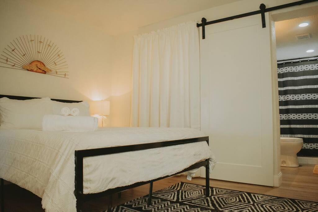Casa Charleston-3Br-2Bath-Hot Tub-Pet Friendly-No Pet Fees! Villa Албукерке Екстериор снимка